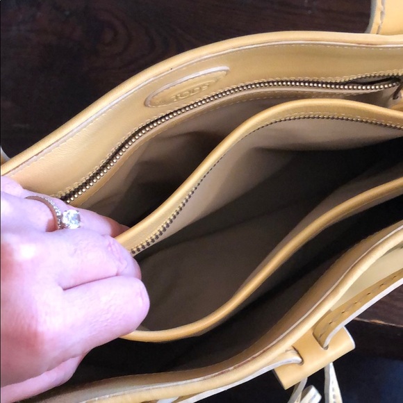 Tod’s butter yellow “princess Diana” bag - Picture 6 of 7